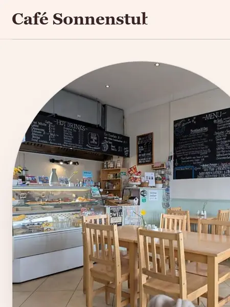 Start der Café-Demoseite mit Namen und Bild des Café-Innenraums